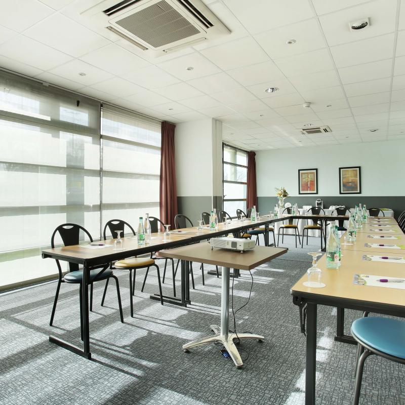Suite-Home Saran - salle de réunion
